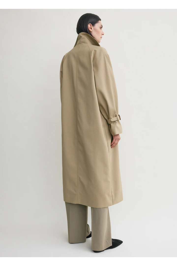 TOTEME 시그니처 트렌치 카키의 카키컬러 3번쨰 이미지입니다.