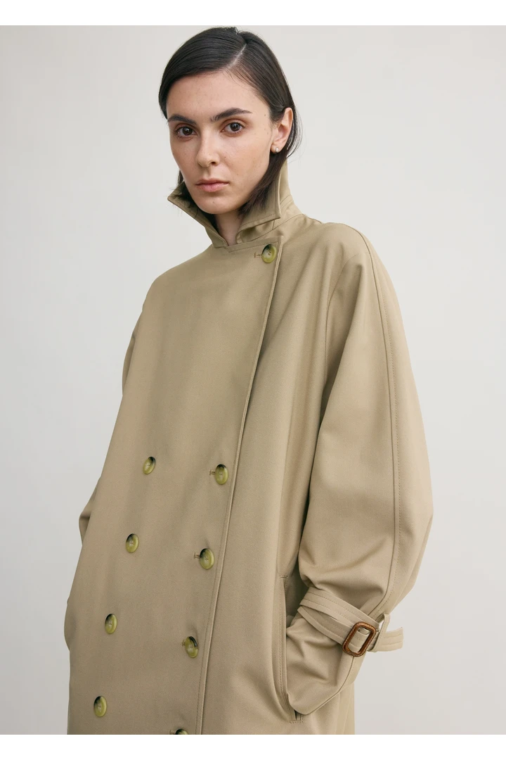 TOTEME 시그니처 트렌치 카키의 카키컬러 4번쨰 이미지입니다.