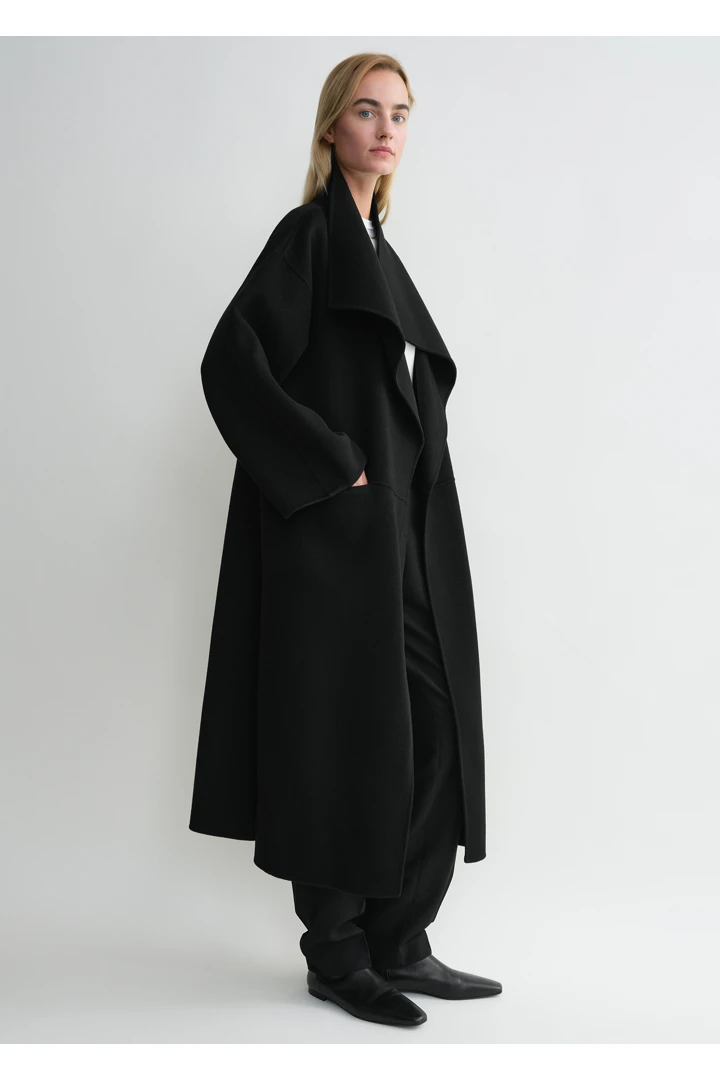 TOTEME 시그니처 울 캐시미어 코트 블랙의 블랙컬러 1번쨰 이미지입니다.