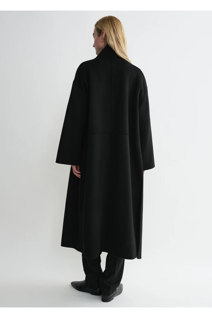 TOTEME 시그니처 울 캐시미어 코트 블랙의 블랙컬러 2번쨰 이미지입니다.