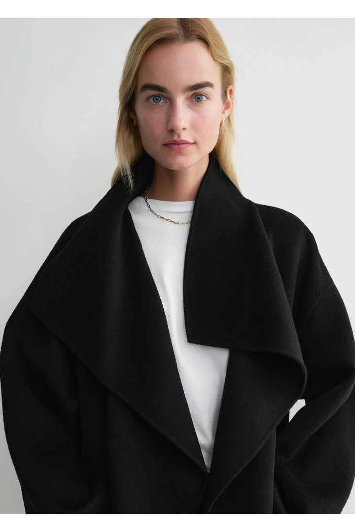 TOTEME 시그니처 울 캐시미어 코트 블랙의 블랙컬러 3번쨰 이미지입니다.