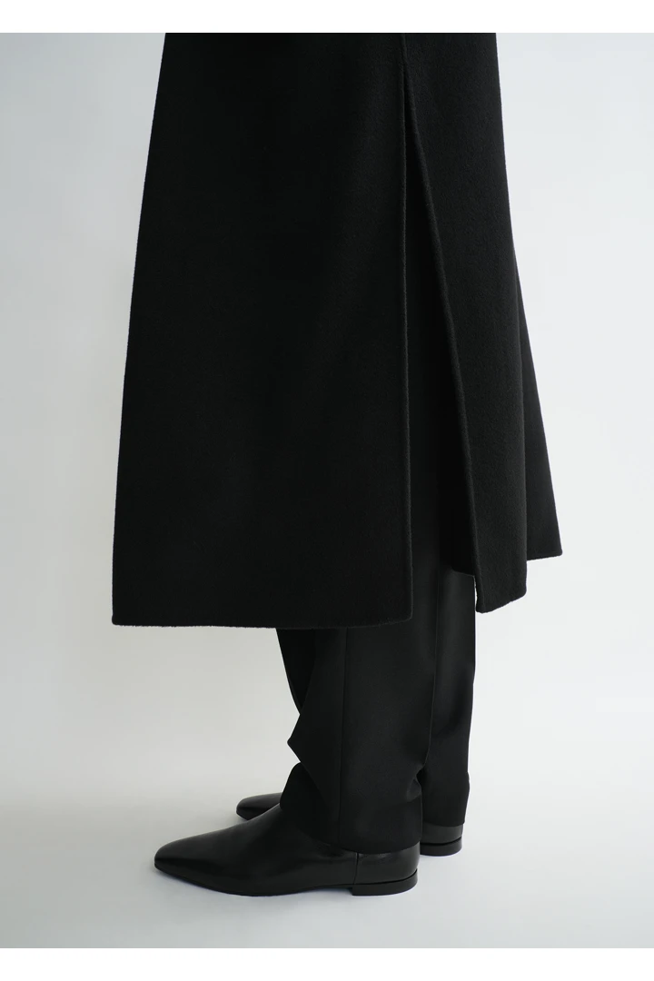 TOTEME 시그니처 울 캐시미어 코트 블랙의 블랙컬러 4번쨰 이미지입니다.