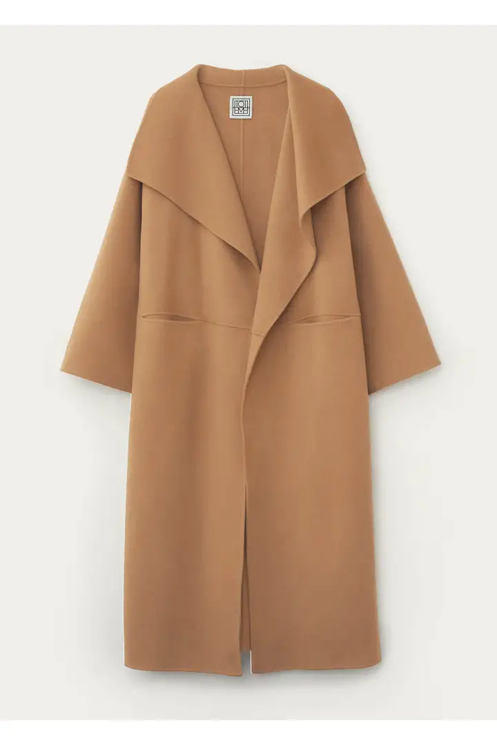 TOTEME 시그니처 울 캐시미어 코트 카멜의 카멜컬러 4번쨰 이미지입니다.