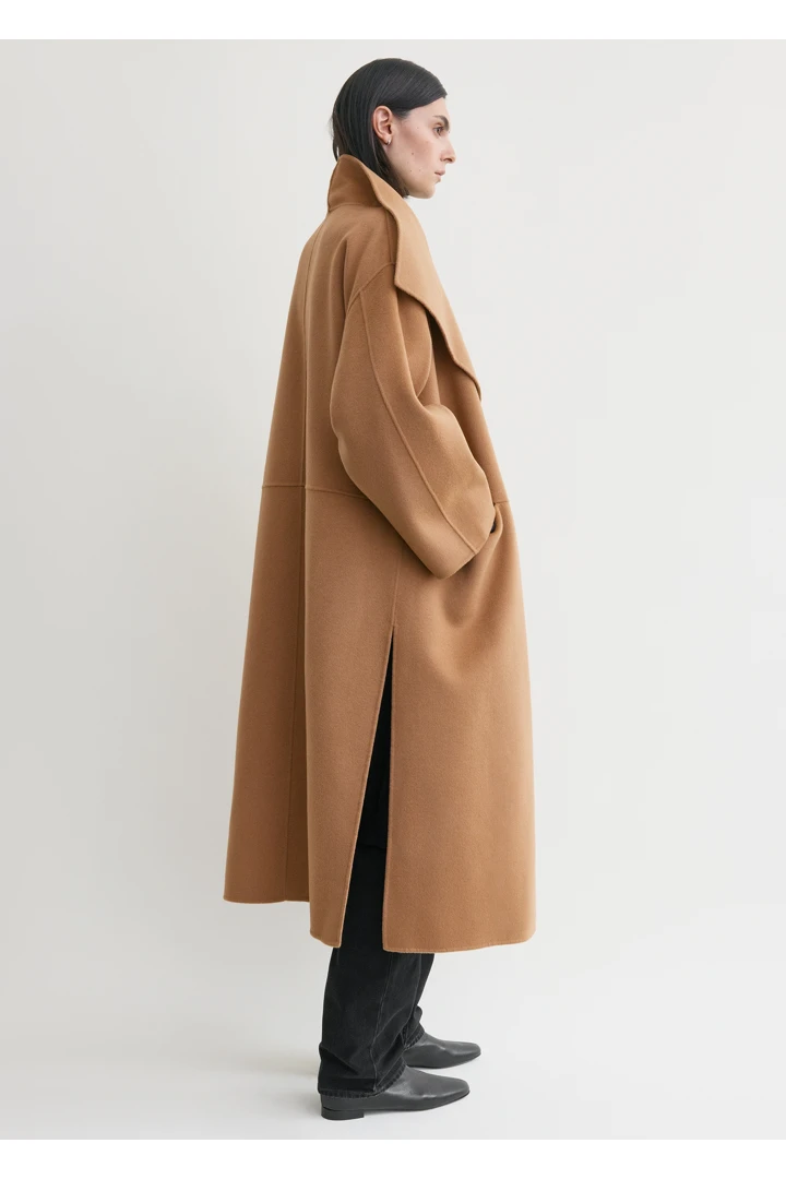 TOTEME 시그니처 울 캐시미어 코트 카멜의 카멜컬러 1번쨰 이미지입니다.