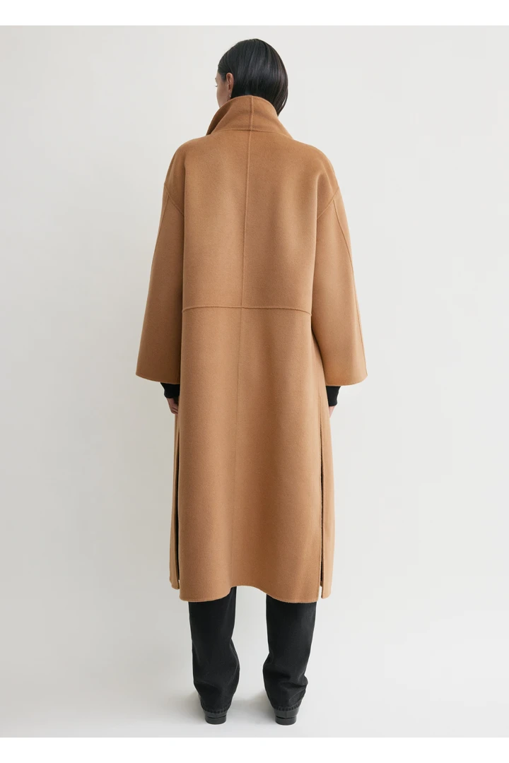 TOTEME 시그니처 울 캐시미어 코트 카멜의 카멜컬러 2번쨰 이미지입니다.