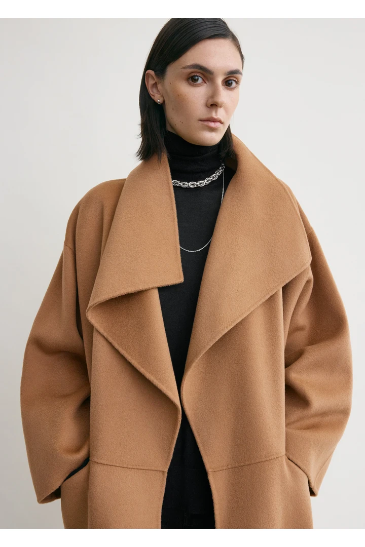 TOTEME 시그니처 울 캐시미어 코트 카멜의 카멜컬러 3번쨰 이미지입니다.