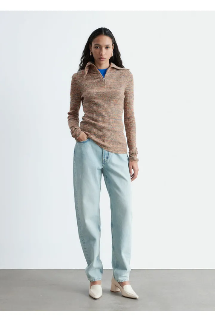 앤아더스토리즈 멜란지 니트 하프 지퍼 탑의 오렌지-멜란지컬러 ECOMLook입니다.