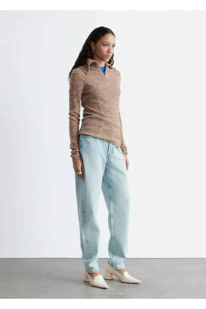 앤아더스토리즈 멜란지 니트 하프 지퍼 탑의 오렌지-멜란지컬러 ECOMLook입니다.