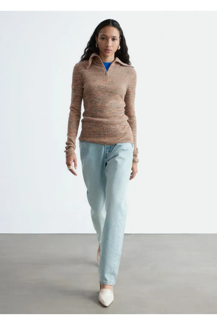 앤아더스토리즈 멜란지 니트 하프 지퍼 탑의 오렌지-멜란지컬러 ECOMLook입니다.