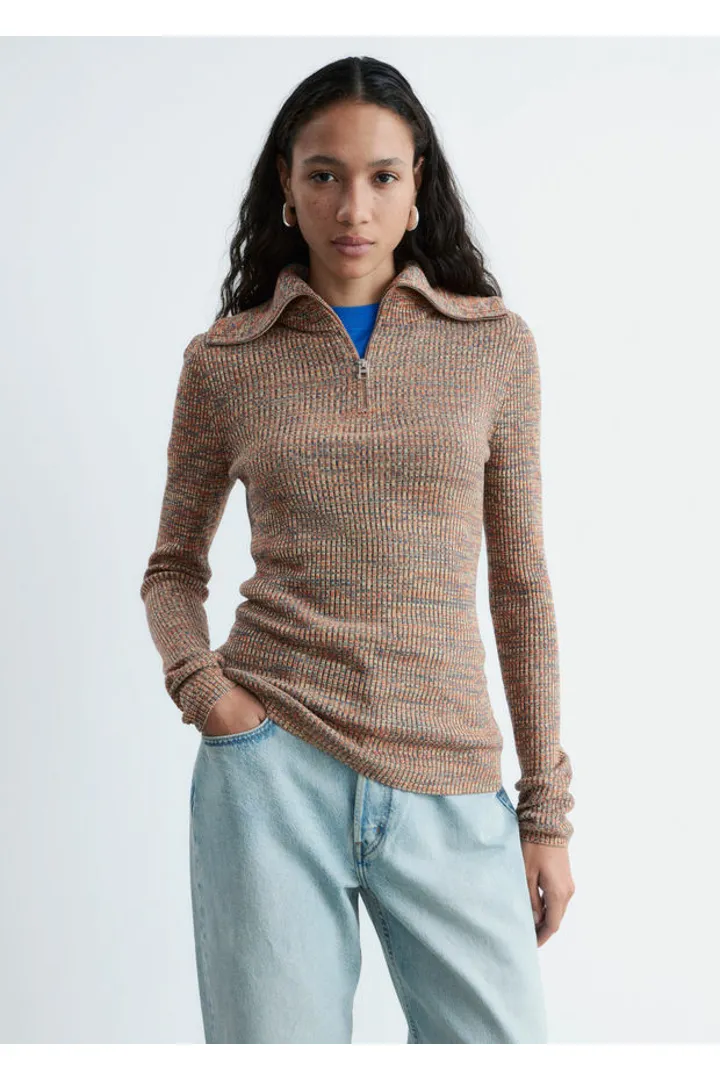 앤아더스토리즈 멜란지 니트 하프 지퍼 탑의 오렌지-멜란지컬러 ECOMLook입니다.