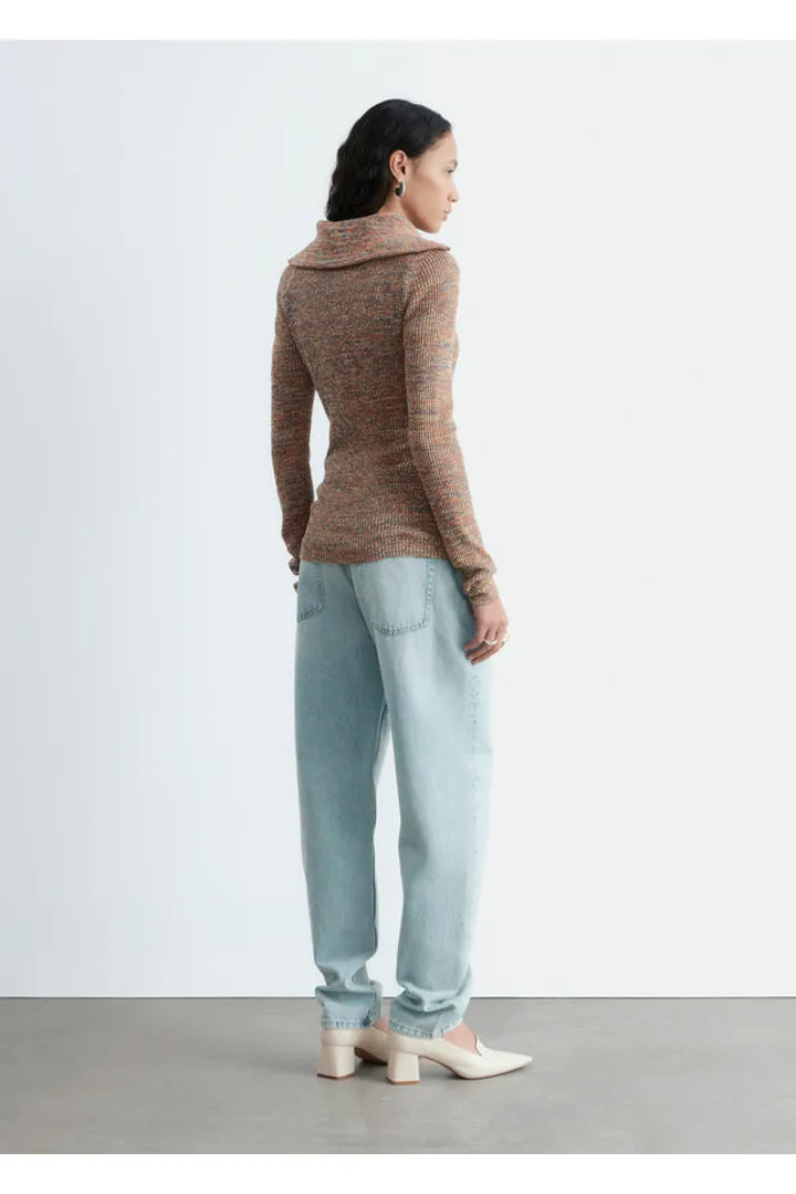 앤아더스토리즈 멜란지 니트 하프 지퍼 탑의 오렌지-멜란지컬러 ECOMLook입니다.