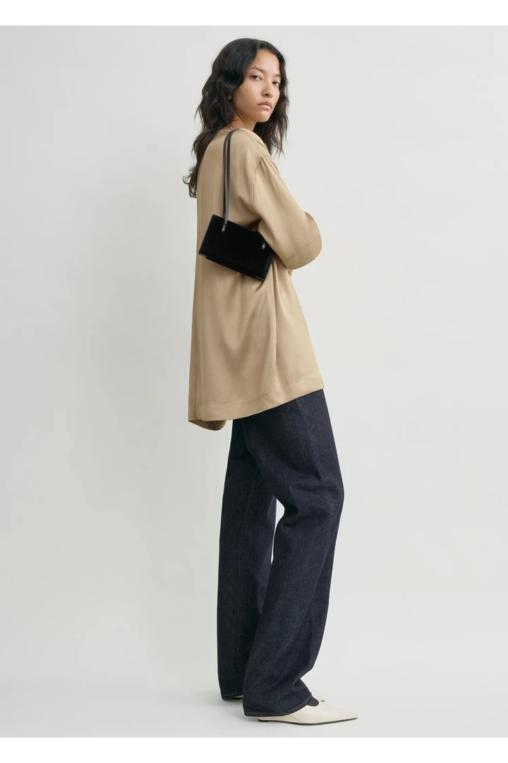 TOTEME 칵테일 벨벳 백 블랙의 블랙컬러 1번쨰 이미지입니다.