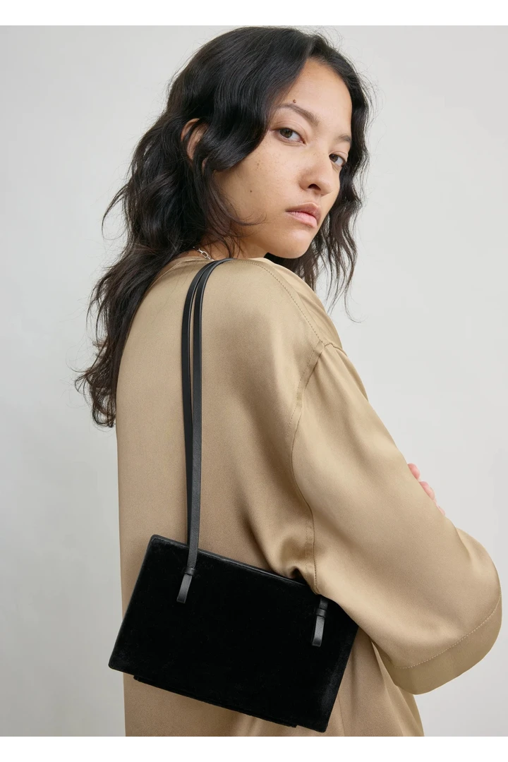 TOTEME 칵테일 벨벳 백 블랙의 블랙컬러 3번쨰 이미지입니다.