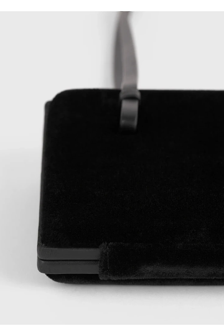 TOTEME 칵테일 벨벳 백 블랙의 블랙컬러 5번쨰 이미지입니다.