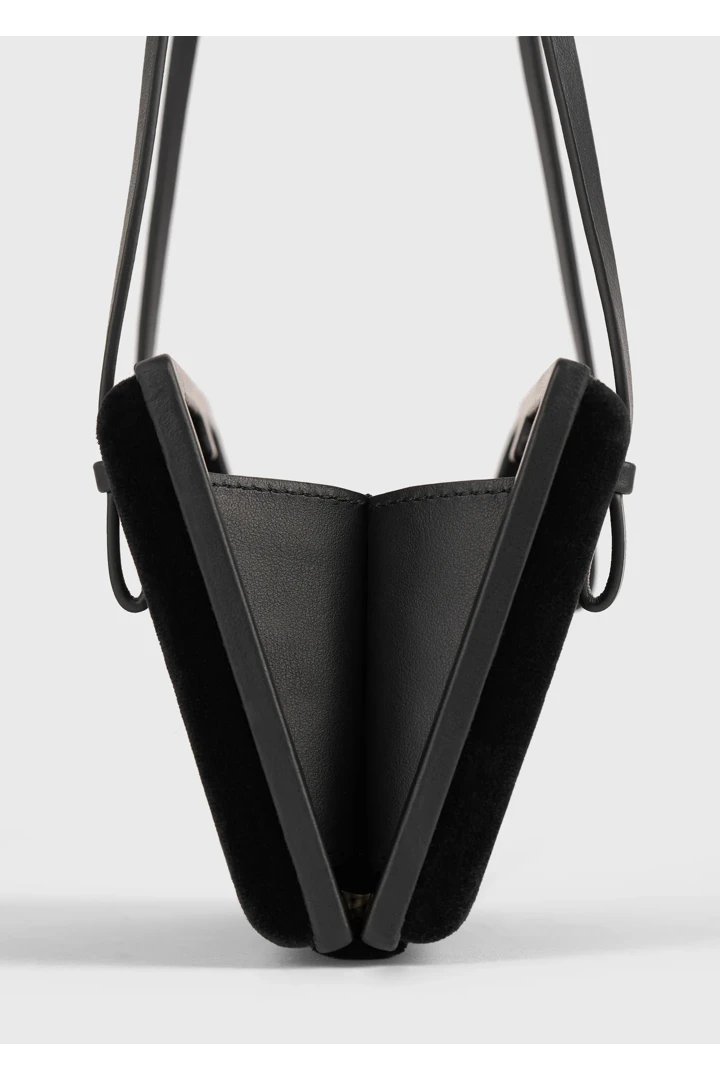 TOTEME 칵테일 벨벳 백 블랙의 블랙컬러 6번쨰 이미지입니다.