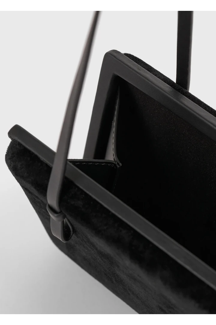 TOTEME 칵테일 벨벳 백 블랙의 블랙컬러 7번쨰 이미지입니다.