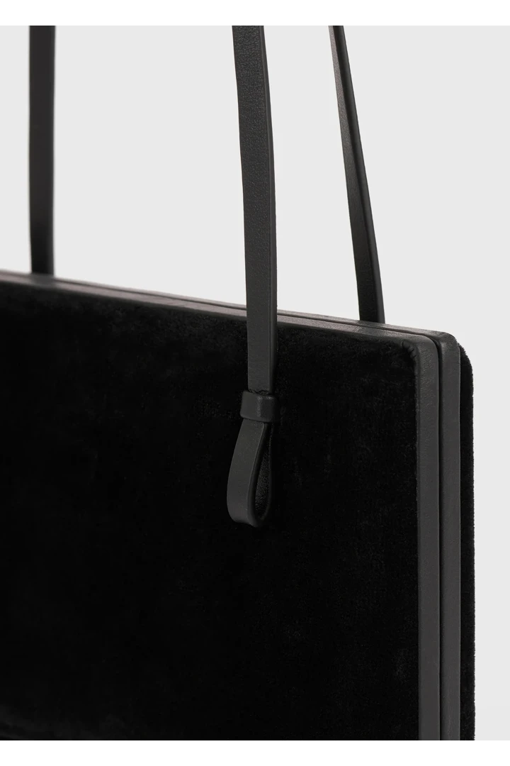 TOTEME 칵테일 벨벳 백 블랙의 블랙컬러 8번쨰 이미지입니다.