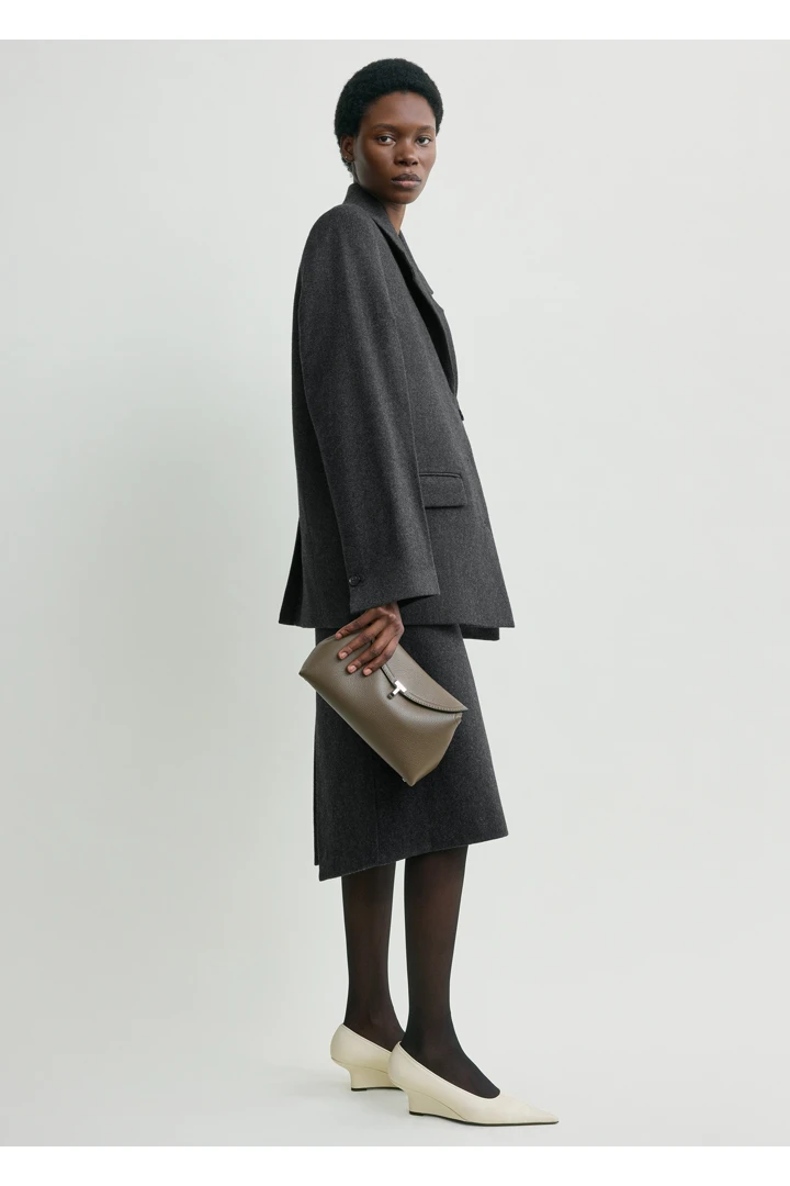 TOTEME 티-락 그레인 레더 클러치 다크 토프의 다크 토프컬러 1번쨰 이미지입니다.