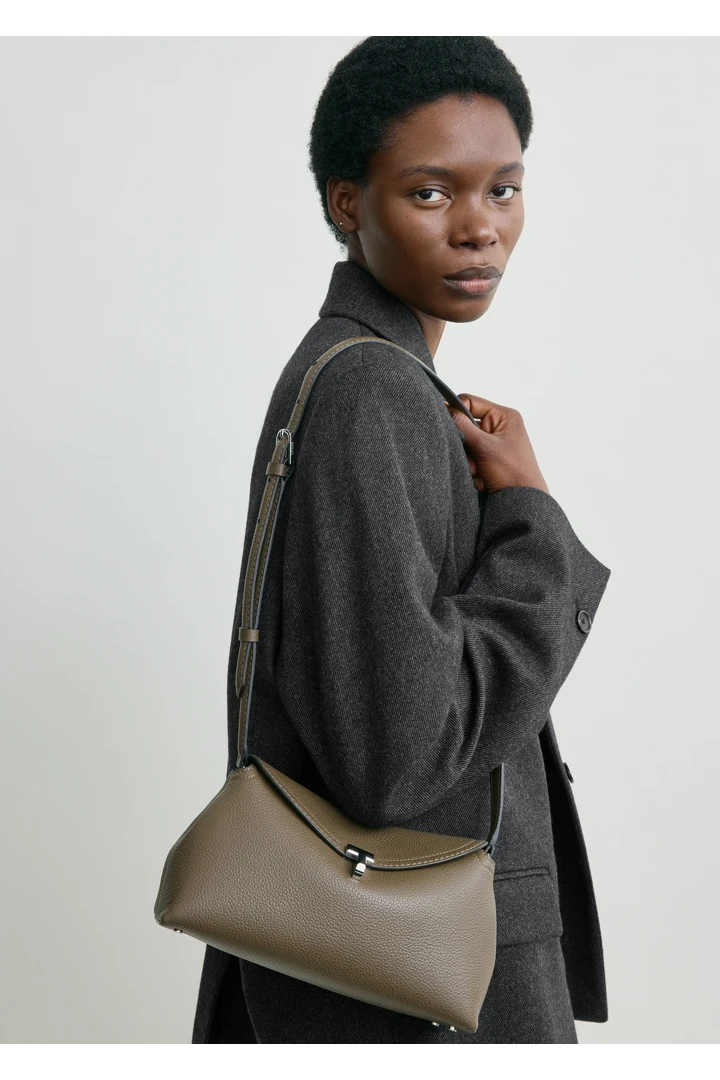 TOTEME 티-락 그레인 레더 클러치 다크 토프의 다크 토프컬러 2번쨰 이미지입니다.