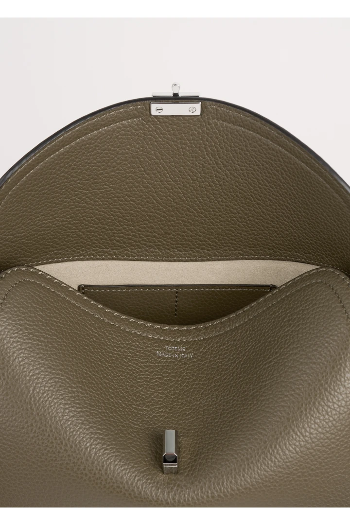TOTEME 티-락 그레인 레더 클러치 다크 토프의 다크 토프컬러 4번쨰 이미지입니다.