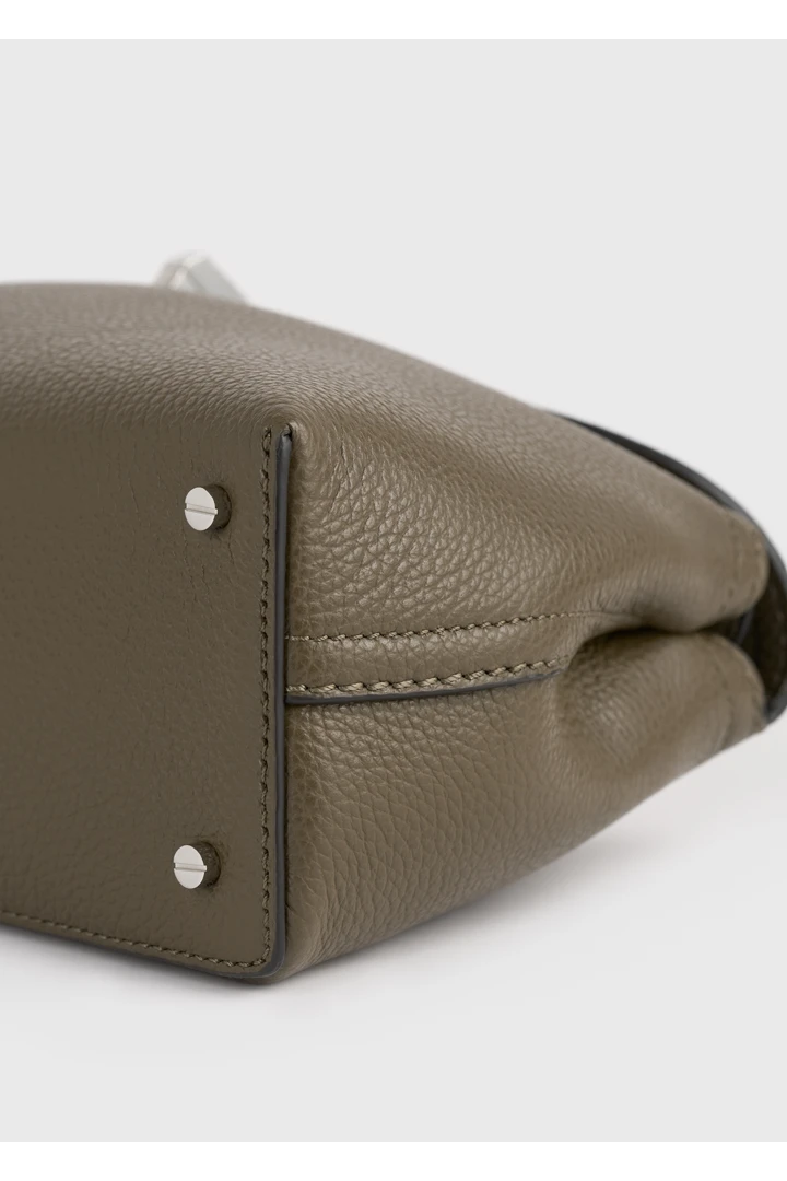 TOTEME 티-락 그레인 레더 클러치 다크 토프의 다크 토프컬러 5번쨰 이미지입니다.