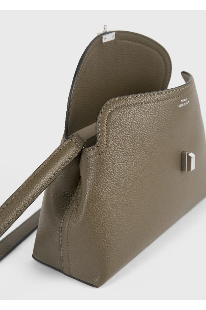 TOTEME 티-락 그레인 레더 클러치 다크 토프의 다크 토프컬러 6번쨰 이미지입니다.