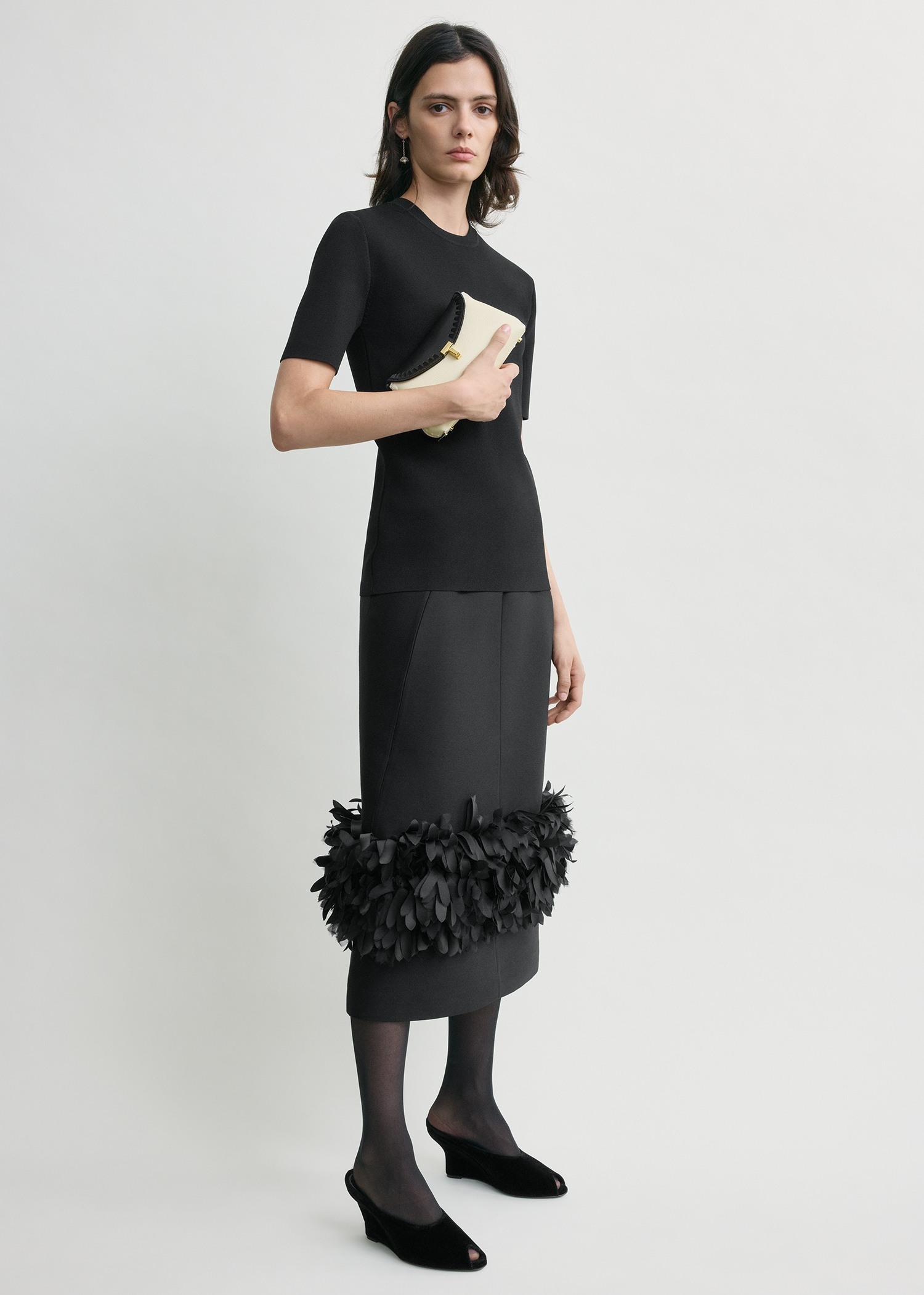 TOTEME 미니 티-락 엠브로이더드 레더 클러치 블랙/밀크의 블랙/밀크컬러 1번쨰 이미지입니다.