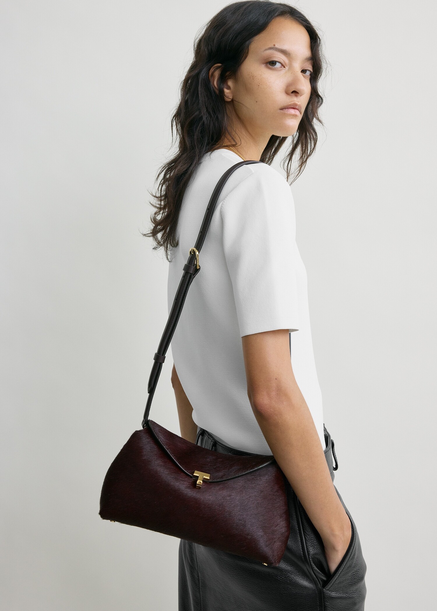 TOTEME 티-락 포니 헤어 클러치 와인의 와인컬러 2번쨰 이미지입니다.