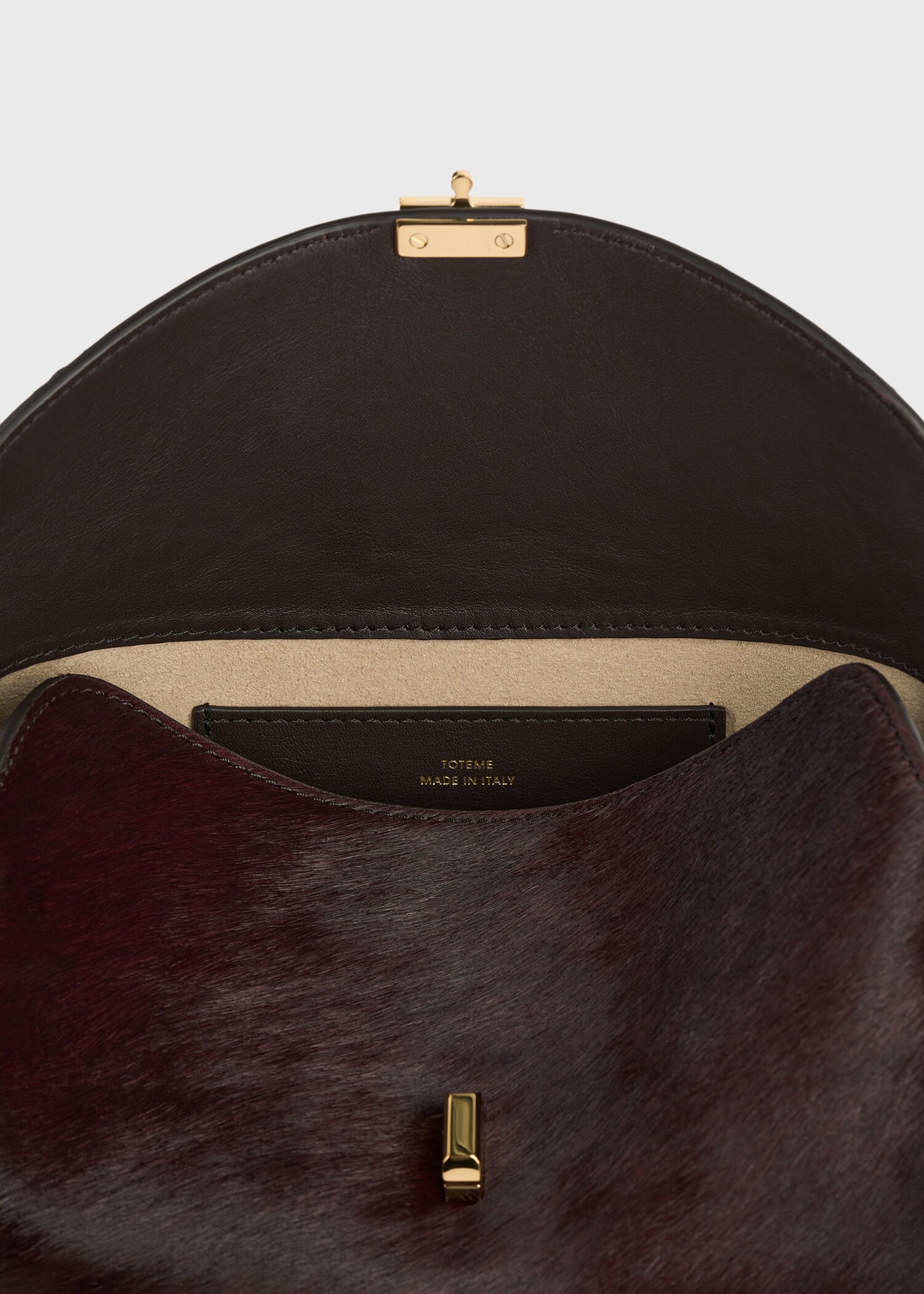 TOTEME 티-락 포니 헤어 클러치 와인의 와인컬러 4번쨰 이미지입니다.