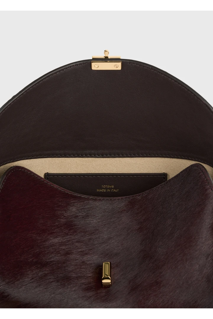TOTEME 티-락 포니 헤어 클러치 와인의 와인컬러 4번쨰 이미지입니다.