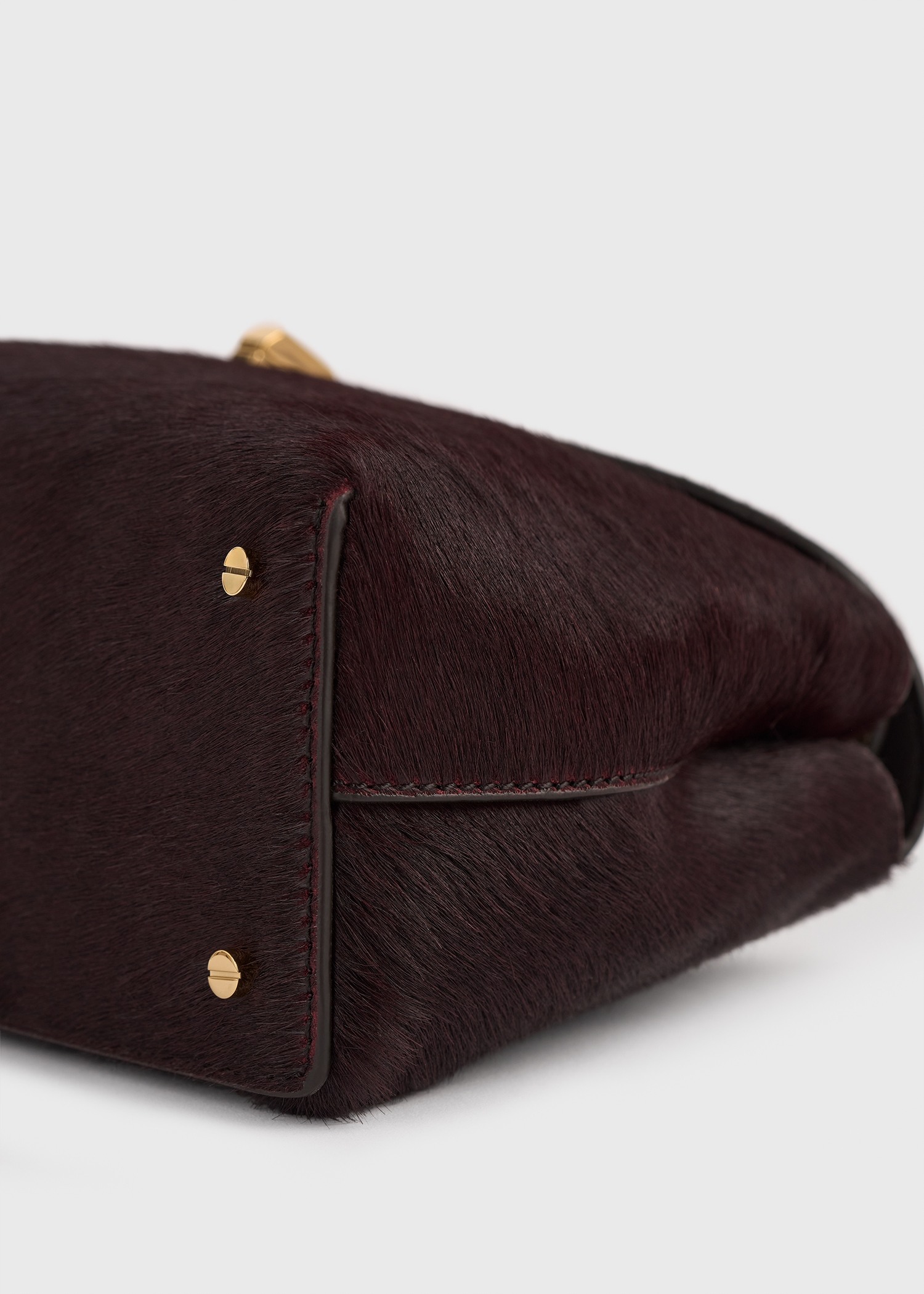 TOTEME 티-락 포니 헤어 클러치 와인의 와인컬러 5번쨰 이미지입니다.