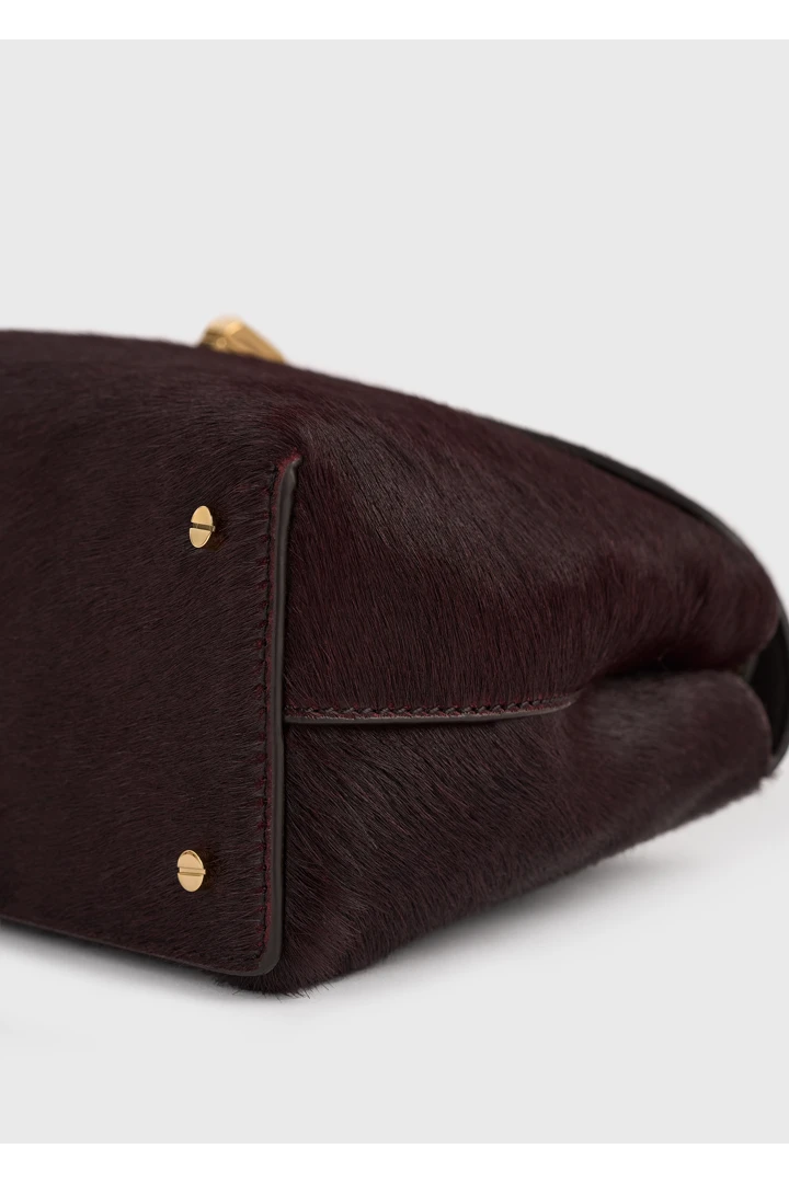 TOTEME 티-락 포니 헤어 클러치 와인의 와인컬러 5번쨰 이미지입니다.