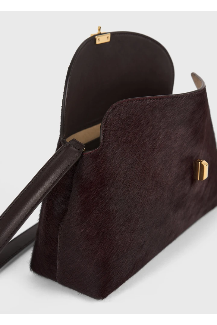 TOTEME 티-락 포니 헤어 클러치 와인의 와인컬러 6번쨰 이미지입니다.