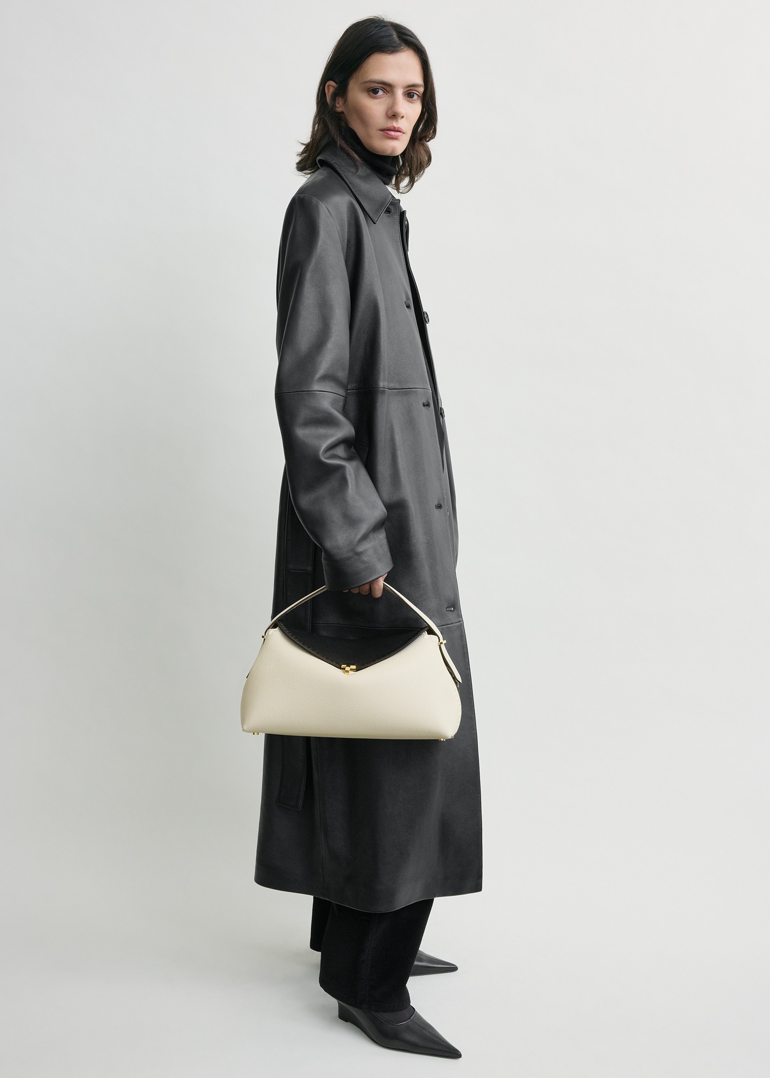 TOTEME 티-락 엠브로이더드 레더 탑 핸들 블랙/밀크의 블랙/밀크컬러 1번쨰 이미지입니다.