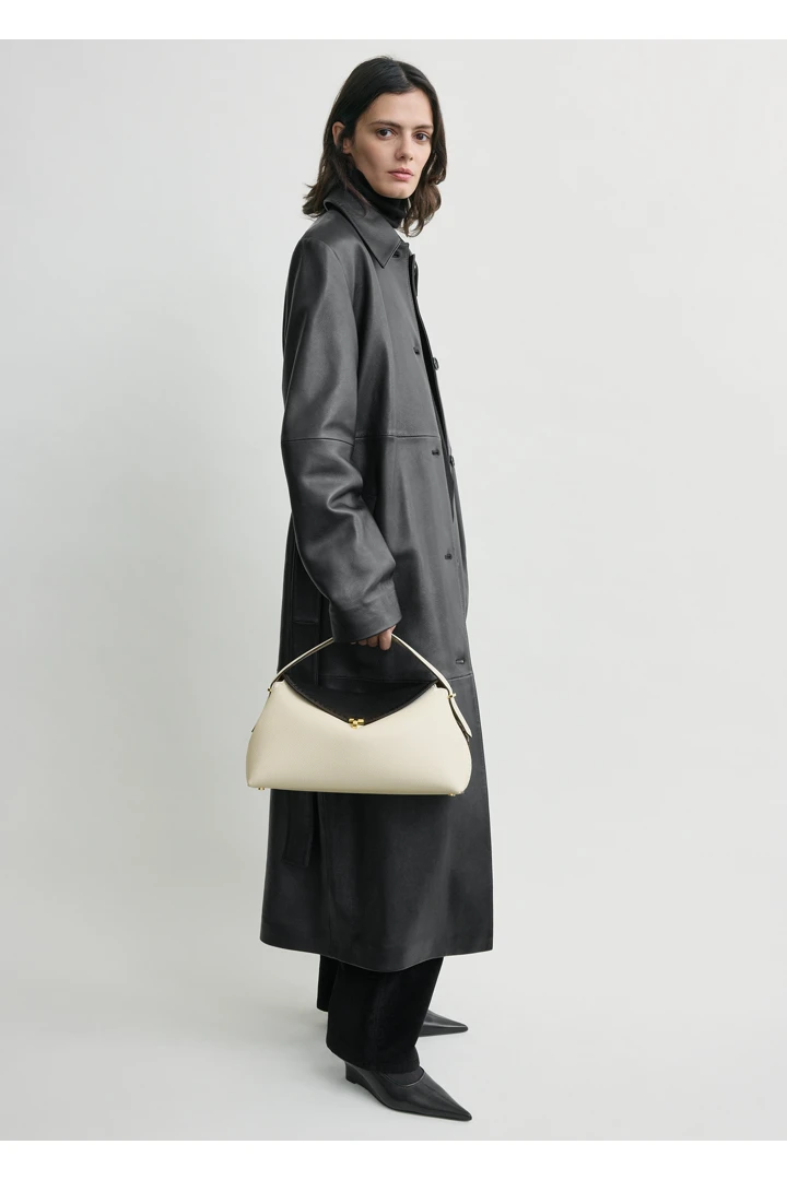 TOTEME 티-락 엠브로이더드 레더 탑 핸들 블랙/밀크의 블랙/밀크컬러 1번쨰 이미지입니다.