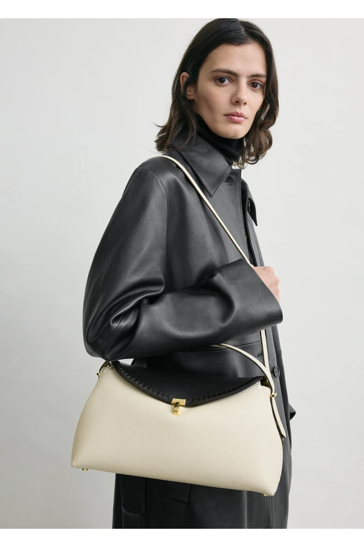 TOTEME 티-락 엠브로이더드 레더 탑 핸들 블랙/밀크의 블랙/밀크컬러 2번쨰 이미지입니다.