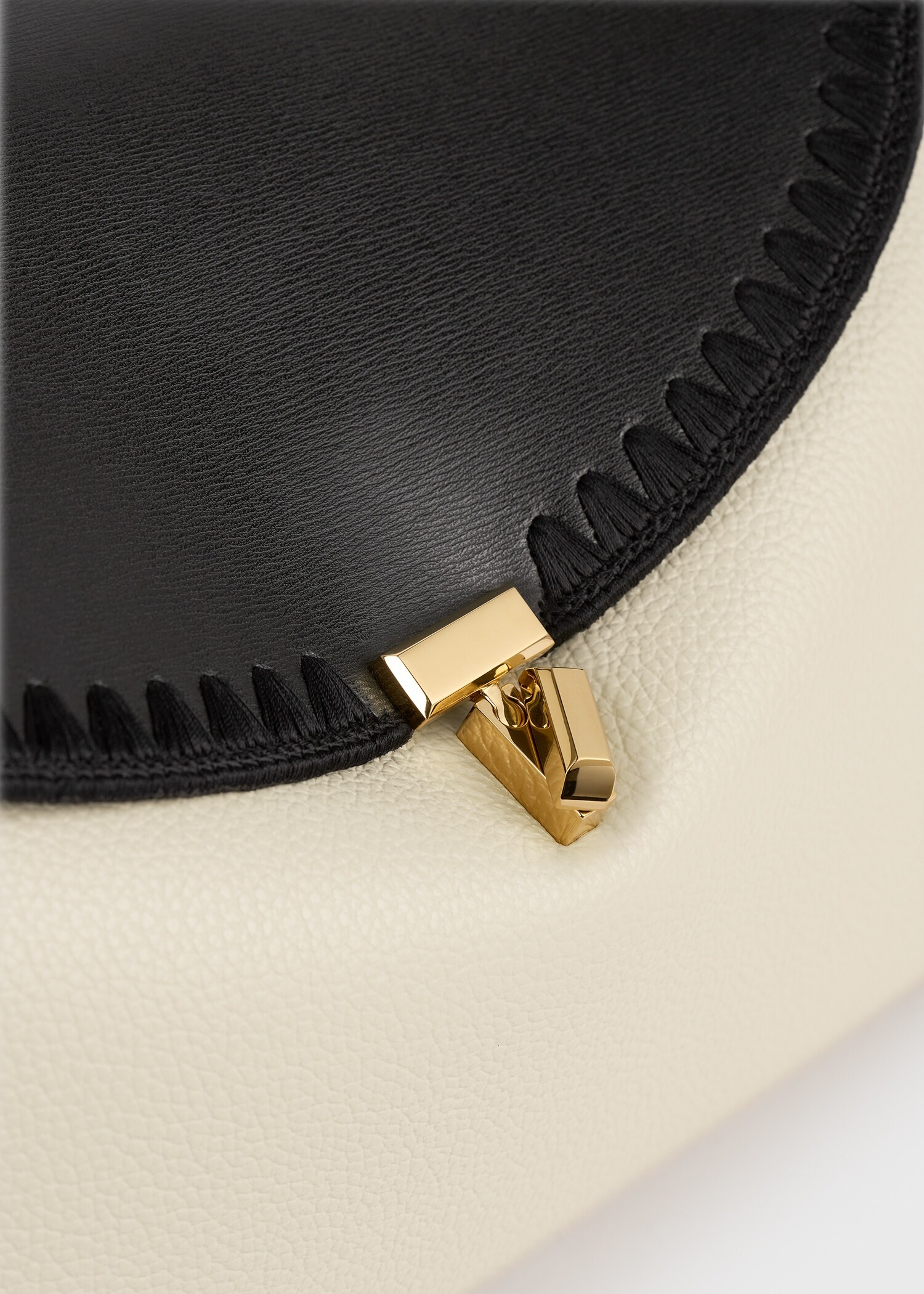 TOTEME 티-락 엠브로이더드 레더 탑 핸들 블랙/밀크의 블랙/밀크컬러 3번쨰 이미지입니다.