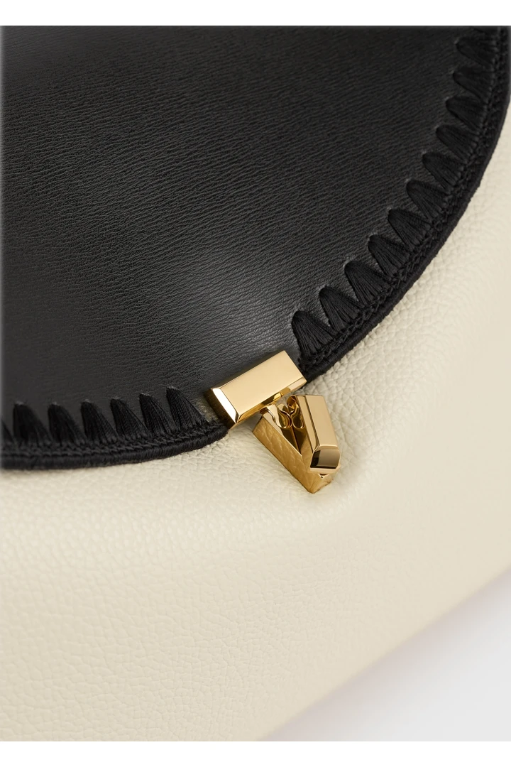 TOTEME 티-락 엠브로이더드 레더 탑 핸들 블랙/밀크의 블랙/밀크컬러 3번쨰 이미지입니다.