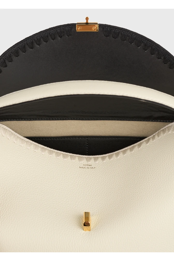 TOTEME 티-락 엠브로이더드 레더 탑 핸들 블랙/밀크의 블랙/밀크컬러 4번쨰 이미지입니다.