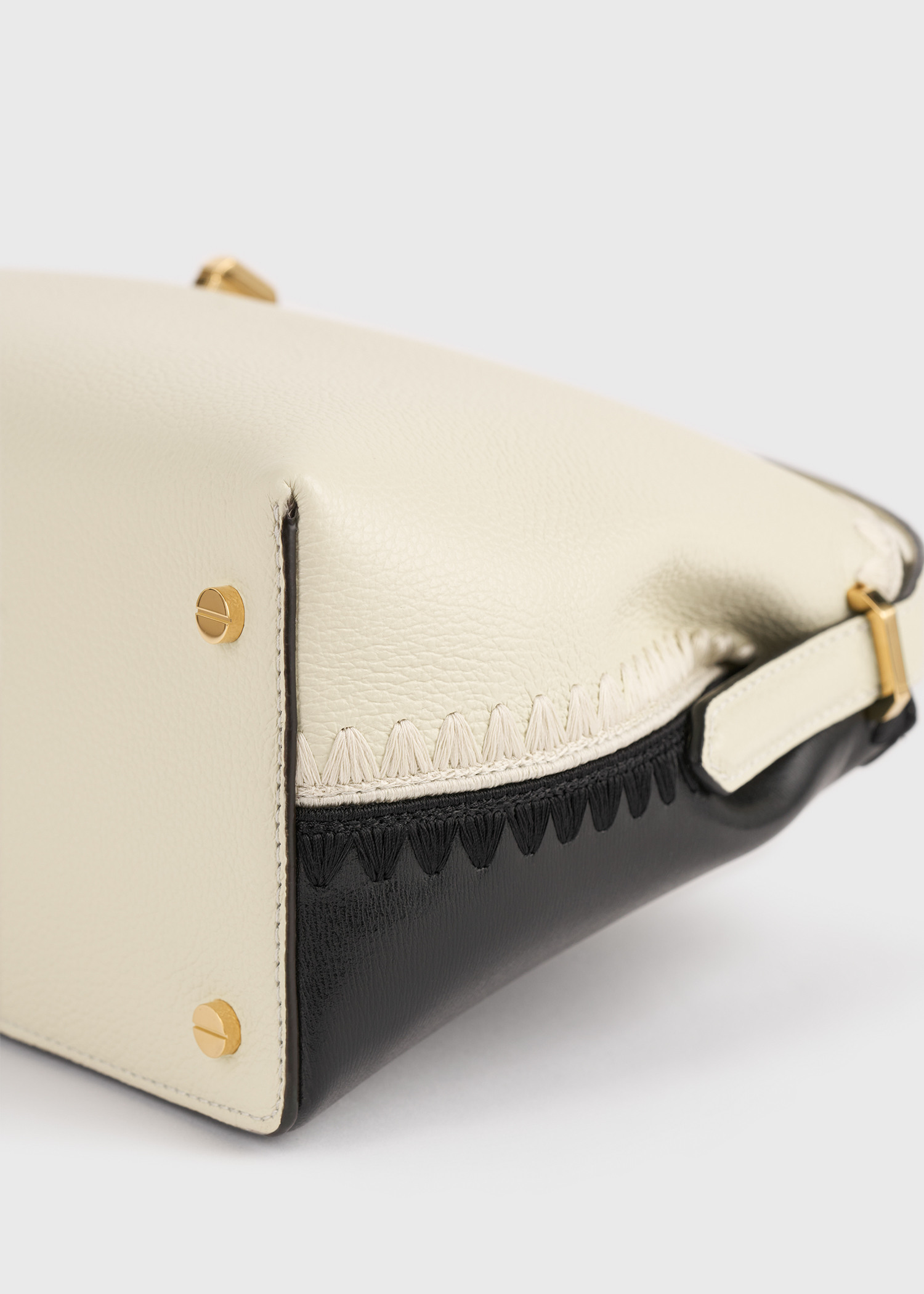 TOTEME 티-락 엠브로이더드 레더 탑 핸들 블랙/밀크의 블랙/밀크컬러 5번쨰 이미지입니다.