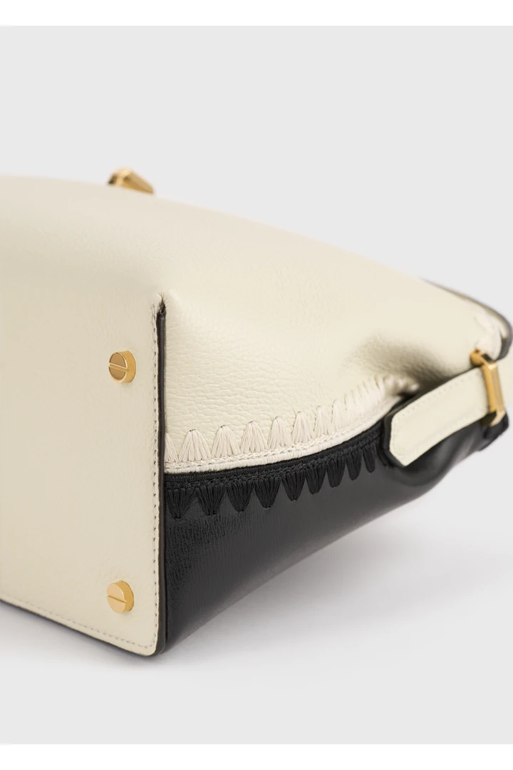 TOTEME 티-락 엠브로이더드 레더 탑 핸들 블랙/밀크의 블랙/밀크컬러 5번쨰 이미지입니다.