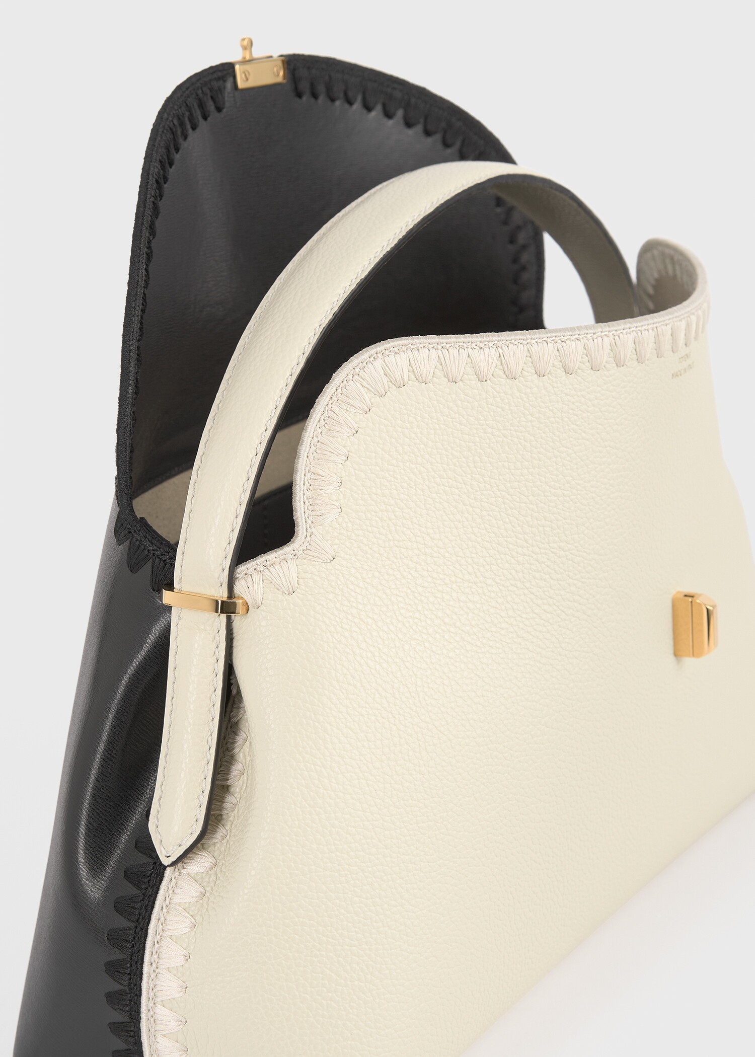 TOTEME 티-락 엠브로이더드 레더 탑 핸들 블랙/밀크의 블랙/밀크컬러 6번쨰 이미지입니다.