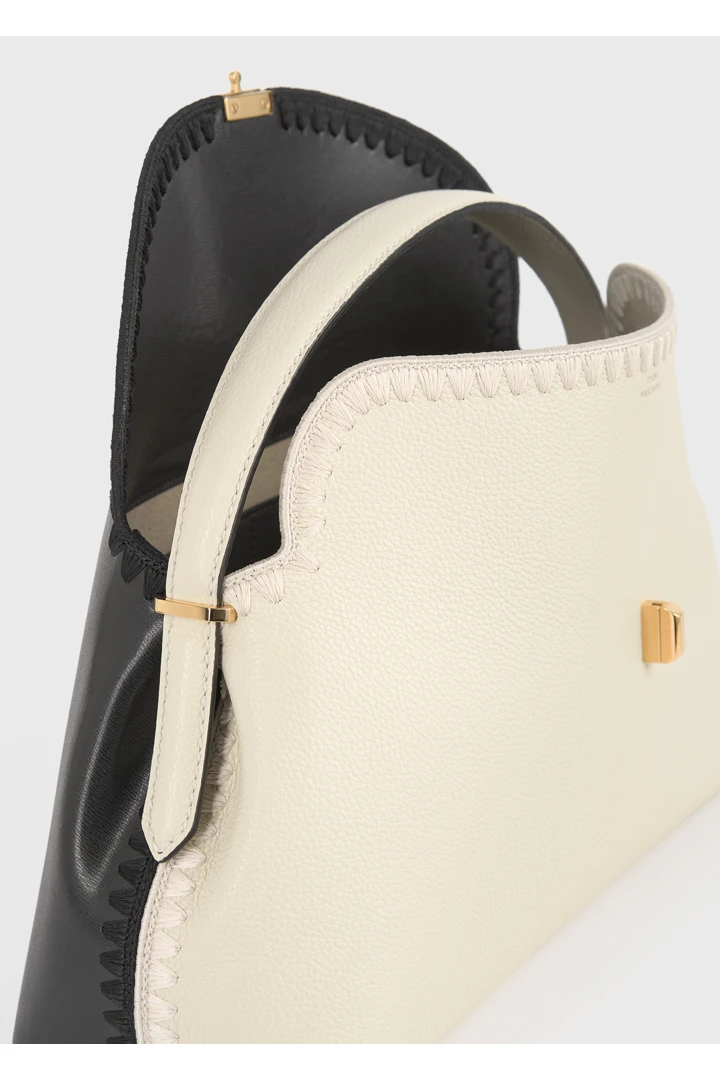 TOTEME 티-락 엠브로이더드 레더 탑 핸들 블랙/밀크의 블랙/밀크컬러 6번쨰 이미지입니다.