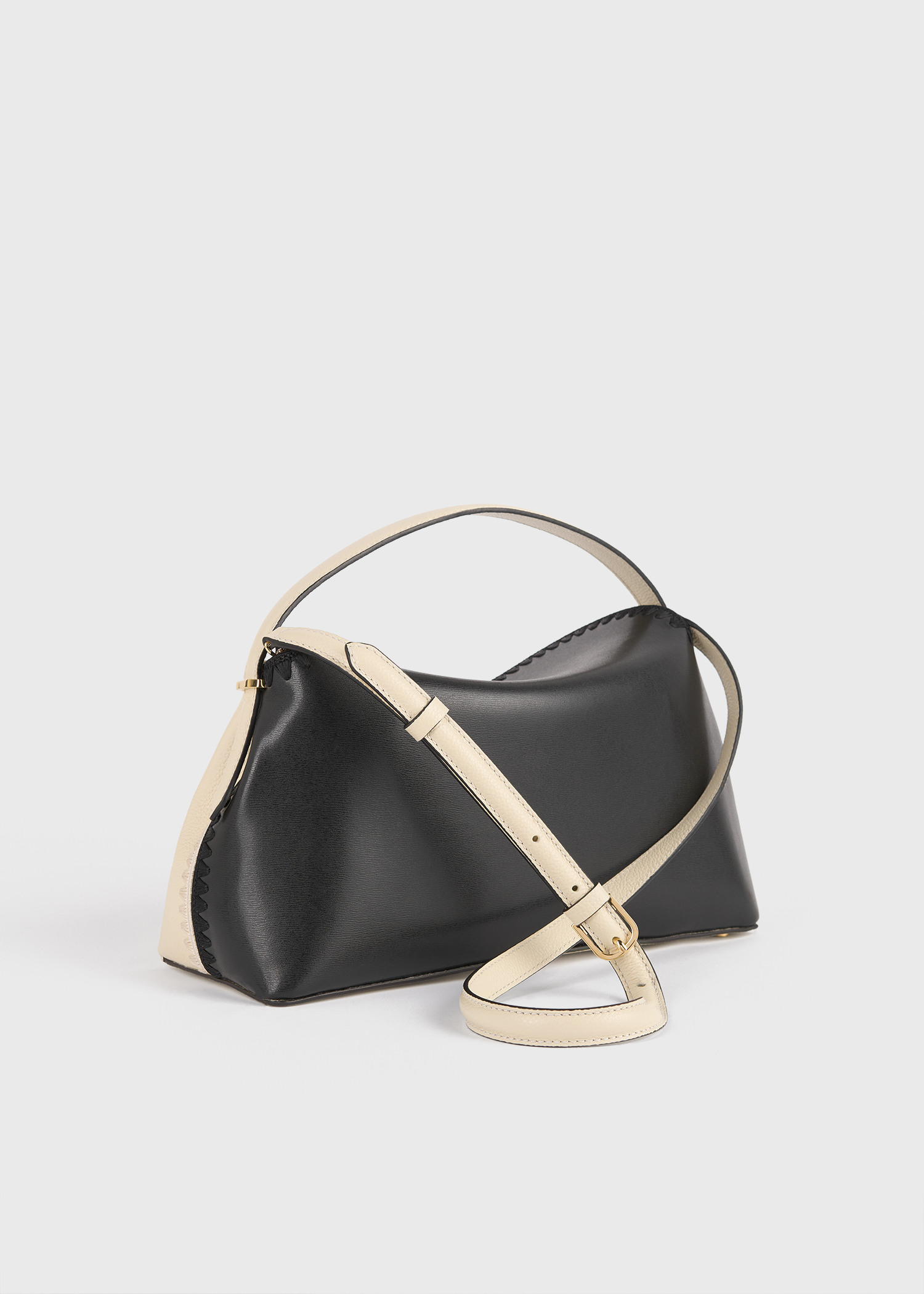 TOTEME 티-락 엠브로이더드 레더 탑 핸들 블랙/밀크의 블랙/밀크컬러 7번쨰 이미지입니다.