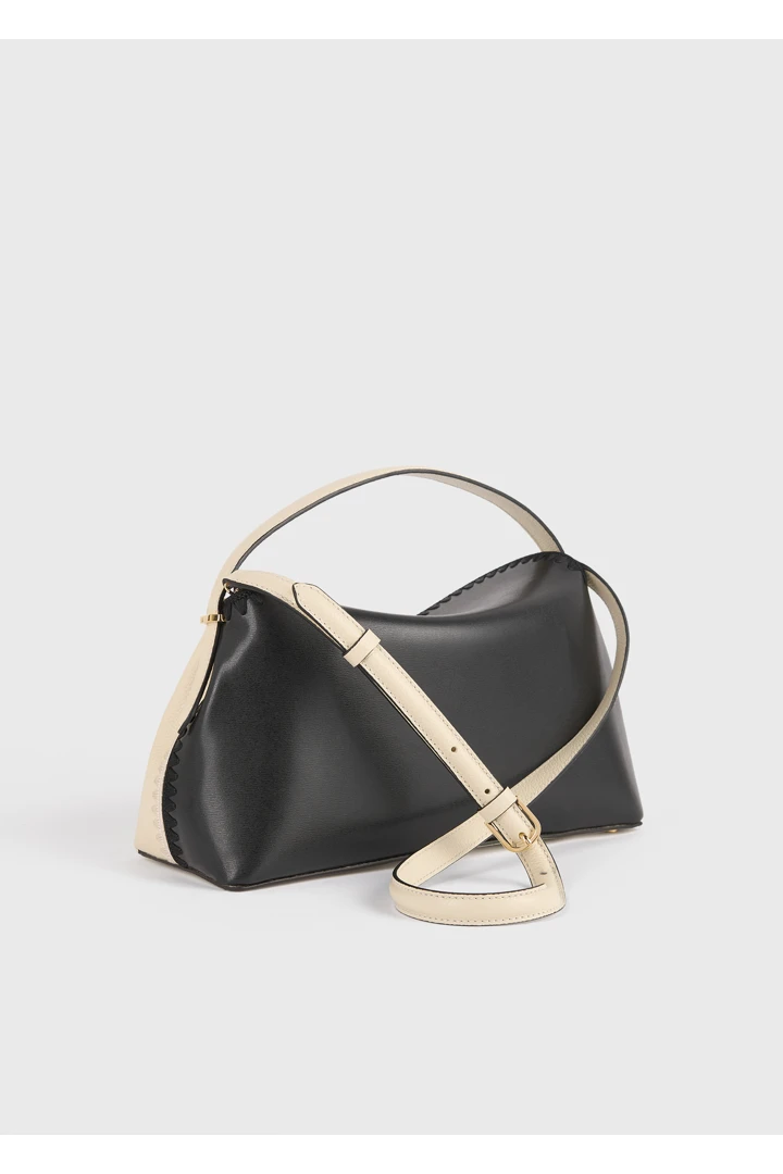 TOTEME 티-락 엠브로이더드 레더 탑 핸들 블랙/밀크의 블랙/밀크컬러 7번쨰 이미지입니다.