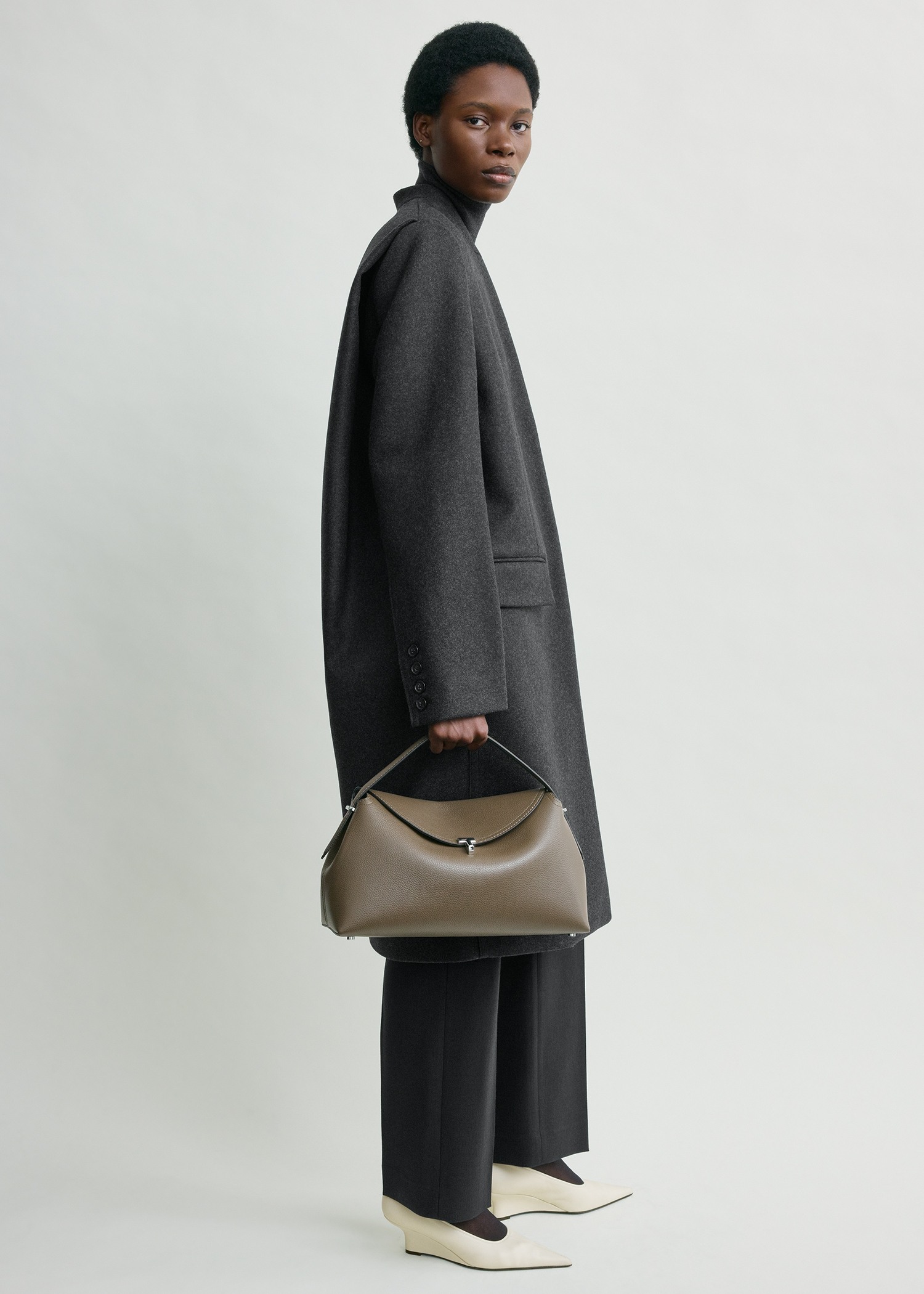 TOTEME 티-락 그레인 레더 탑 핸들 다크 토프의 다크 토프컬러 1번쨰 이미지입니다.