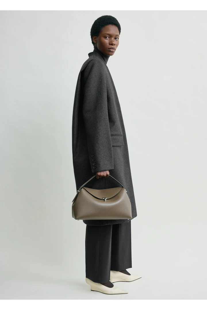 TOTEME 티-락 그레인 레더 탑 핸들 다크 토프의 다크 토프컬러 1번쨰 이미지입니다.