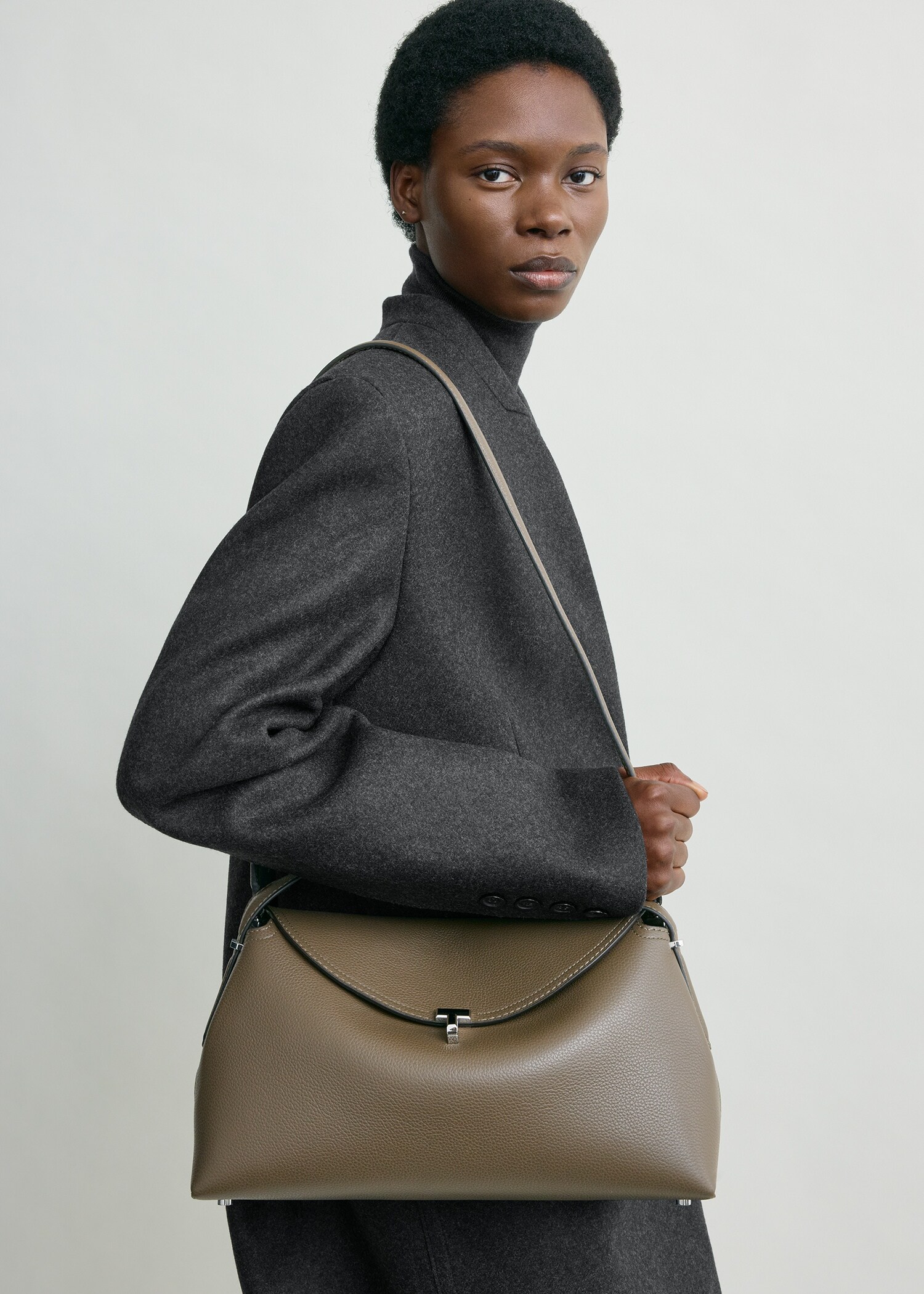 TOTEME 티-락 그레인 레더 탑 핸들 다크 토프의 다크 토프컬러 2번쨰 이미지입니다.