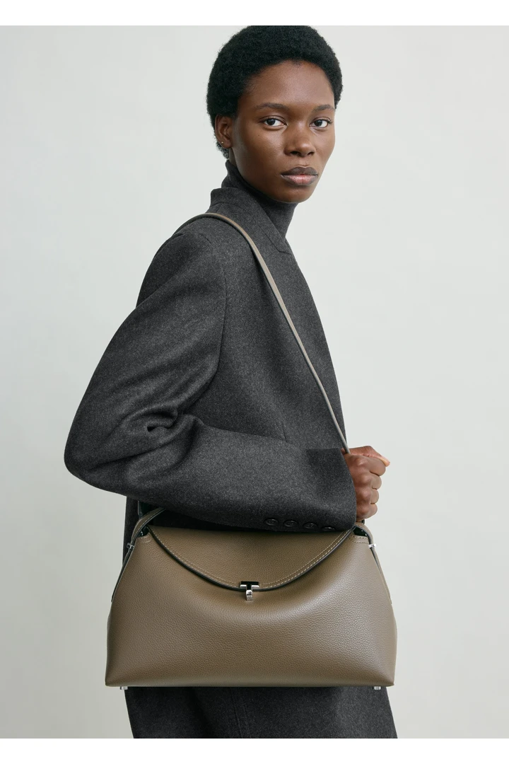 TOTEME 티-락 그레인 레더 탑 핸들 다크 토프의 다크 토프컬러 2번쨰 이미지입니다.