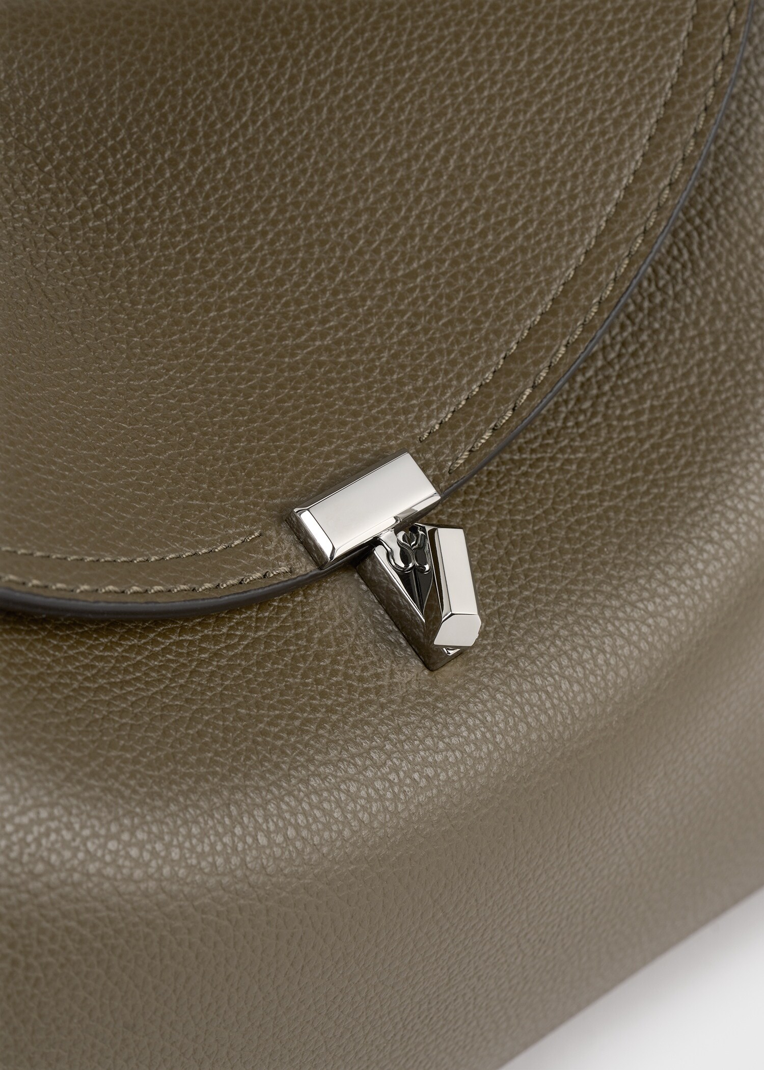 TOTEME 티-락 그레인 레더 탑 핸들 다크 토프의 다크 토프컬러 3번쨰 이미지입니다.